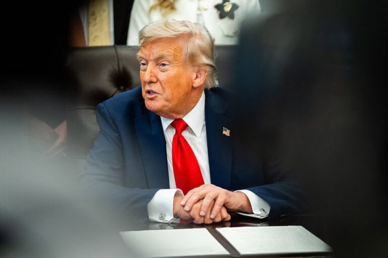 Donald Trump felszólította Izraelt, hogy hagyja abba a Gázai övezet támadását